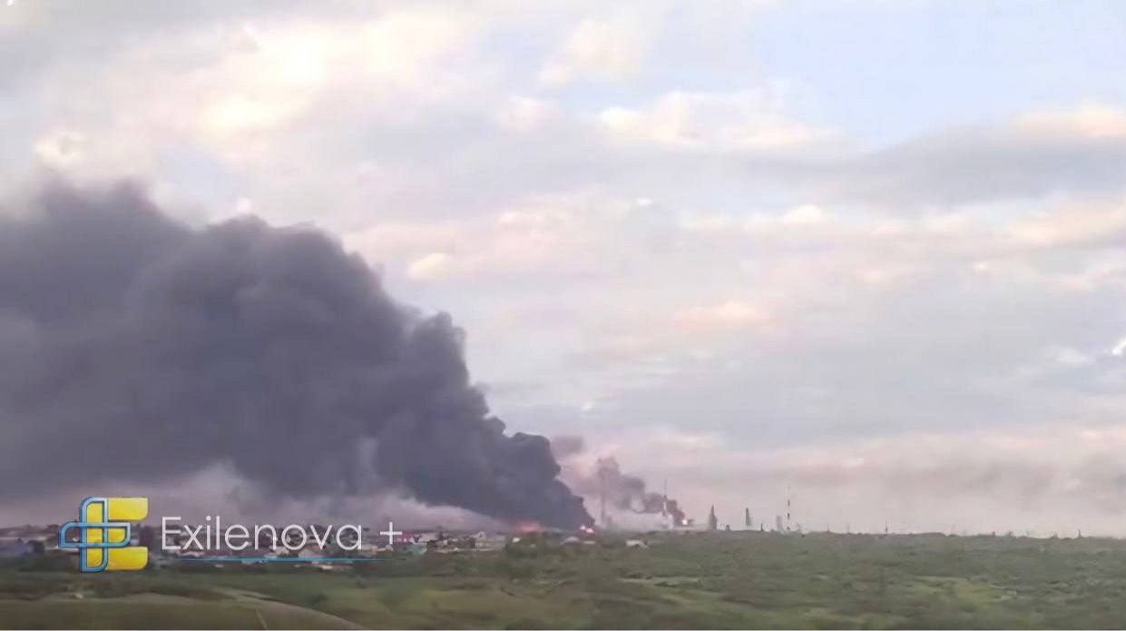 Масштабна пожежа та густий стовп чорного диму над промисловою зоною Сизранського нафтопереробного заводу
