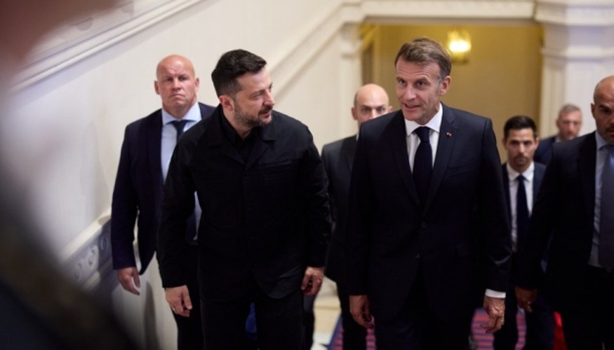 Президент України Володимир Зеленський та Президент Франції Еммануель Макрон під час зустрічі у Франції