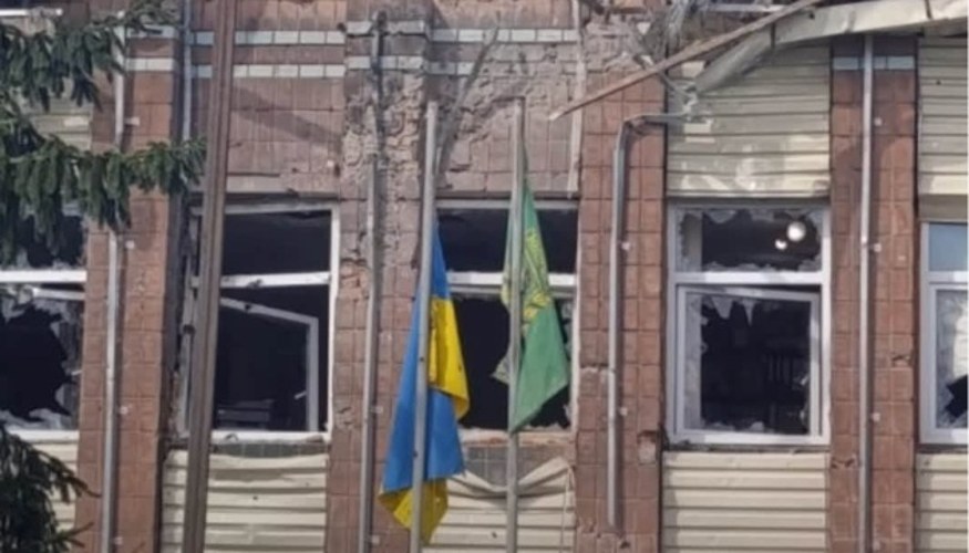 У Золочеві дрон типу «Молнія» вдарив по селищній раді, травмований чоловік