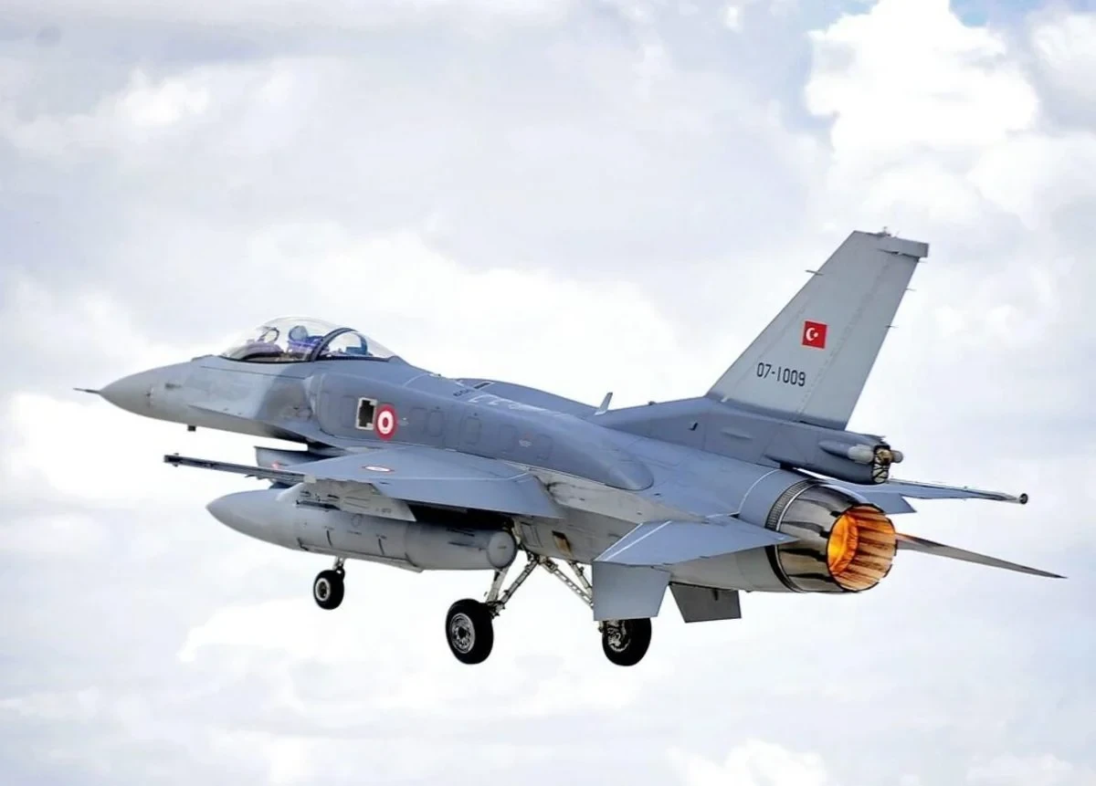 Турецькі винищувачі F-16 у повітрі