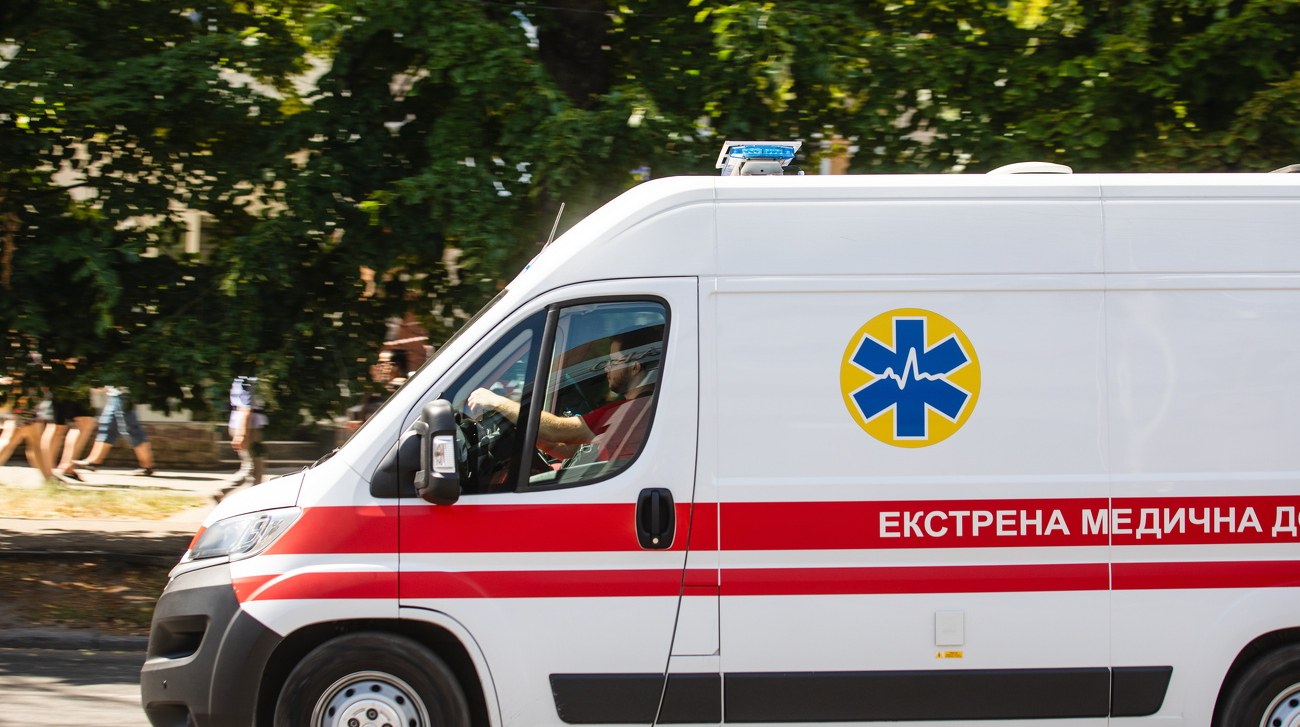 Пошкоджений житловий будинок у Херсоні після російського удару