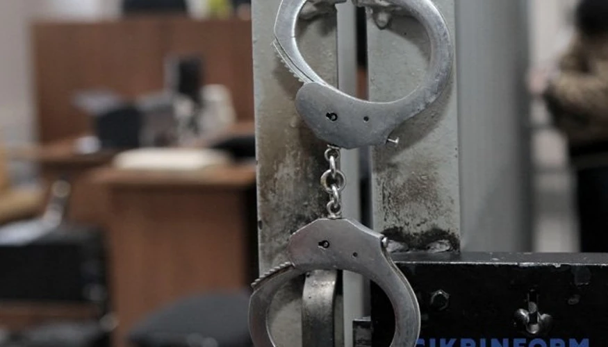 Заґратоване вікно будівлі суду у Вроцлаві на тлі вечірнього неба