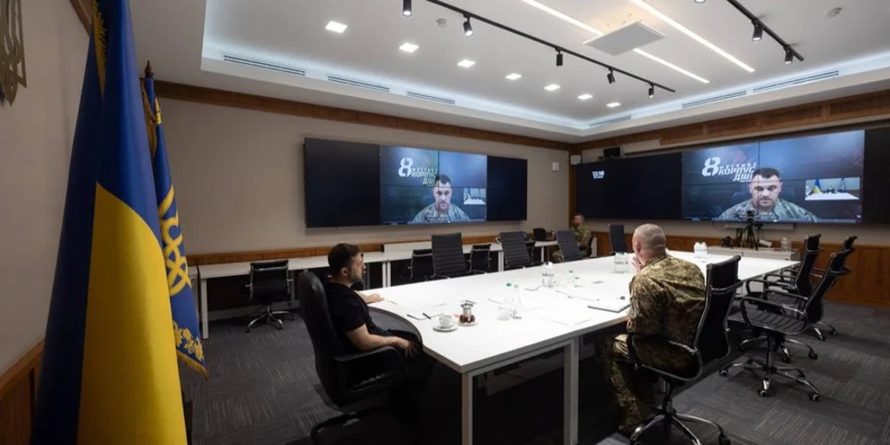 Володимир Зеленський та Павло Паліса проводять нараду з командиром 8-го корпусу ДШВ генерал-майором Артемом Богомоловим