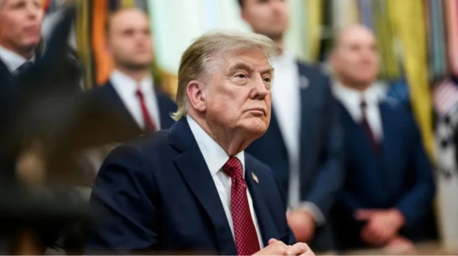 Президент США Дональд Трамп під час спілкування з журналістами в Овальному кабінеті Білого дому щодо ракет Patriot для