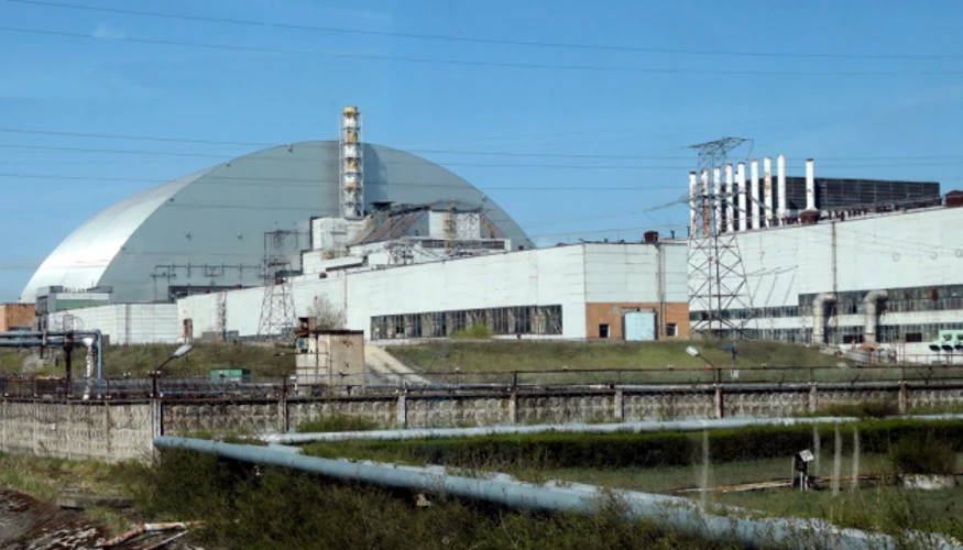 Пошкоджена арка Нового безпечного конфайнменту над четвертим енергоблоком ЧАЕС