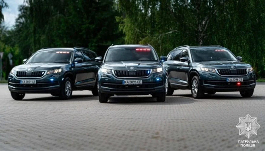 Спеціальний службовий автомобіль «фантомного патруля» патрульної поліції на дорозі
