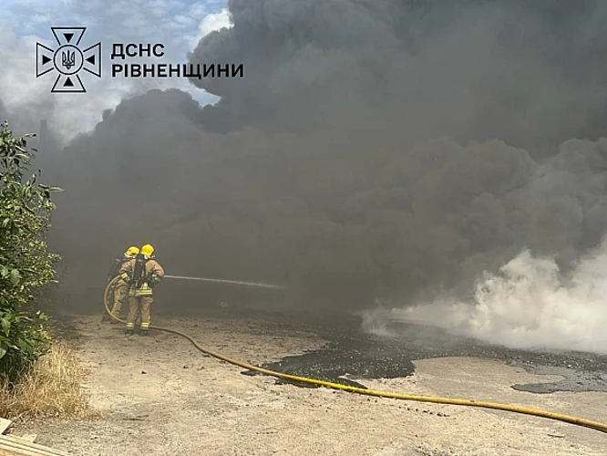 Дим у районі села Варковичі під час пожежі на заводі пінопласту