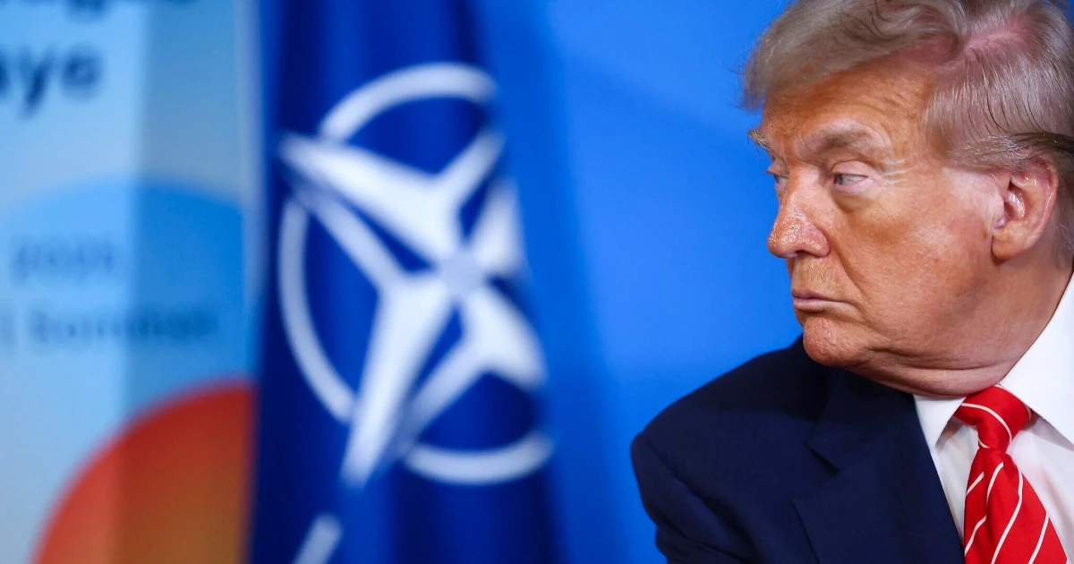 Дональд Трамп на тлі прапора НАТО та аркуша з анкетою
