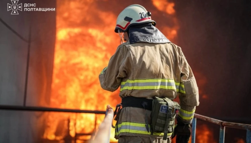 Фото з місця подій від ДСНС України — наслідки пожеж на промислових підприємствах у Кременчуцькому районі