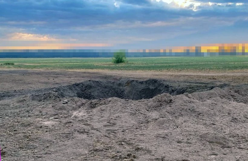 Сліди від куль на уламку крилатої ракети та вирва в полі на місці її падіння, фото Державної прикордонної служби України