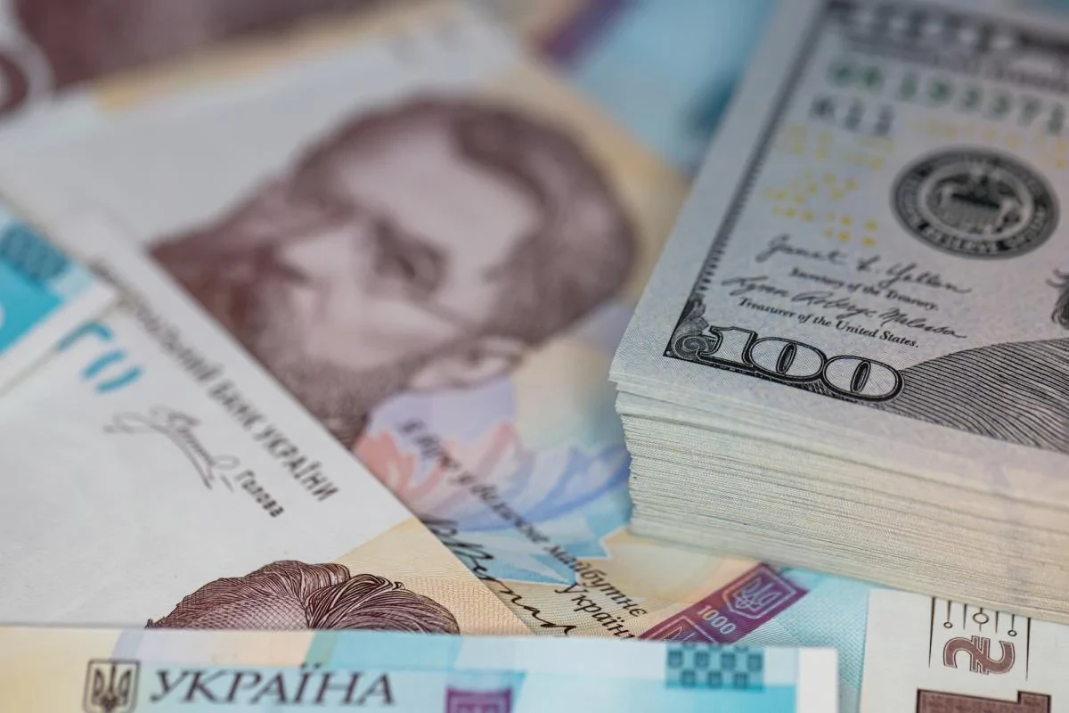 Долар по 44,66, євро по 51,23: офіційні курси НБУ та прогноз для обмінників 20 вересня