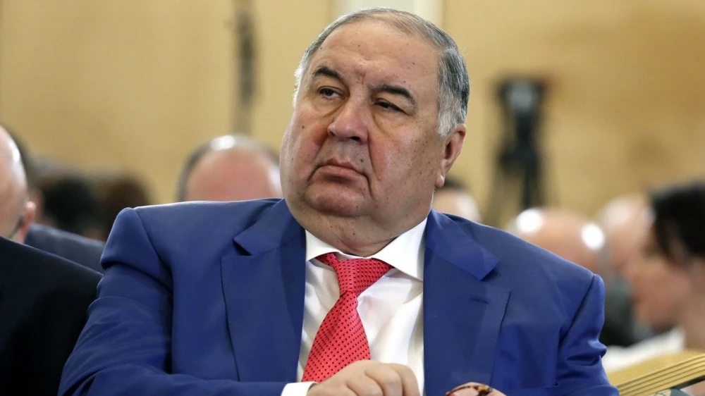 Президент Азербайджану Ільхам Алієв підписує указ, на фото EPA — Алішер Усманов