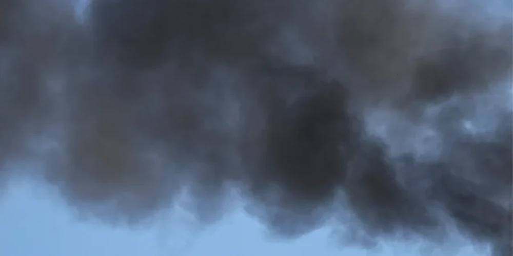 Масштабна пожежа в Синельниковому після удару по відділенню логістичної компанії (фото REUTERS/Gleb Garanich)