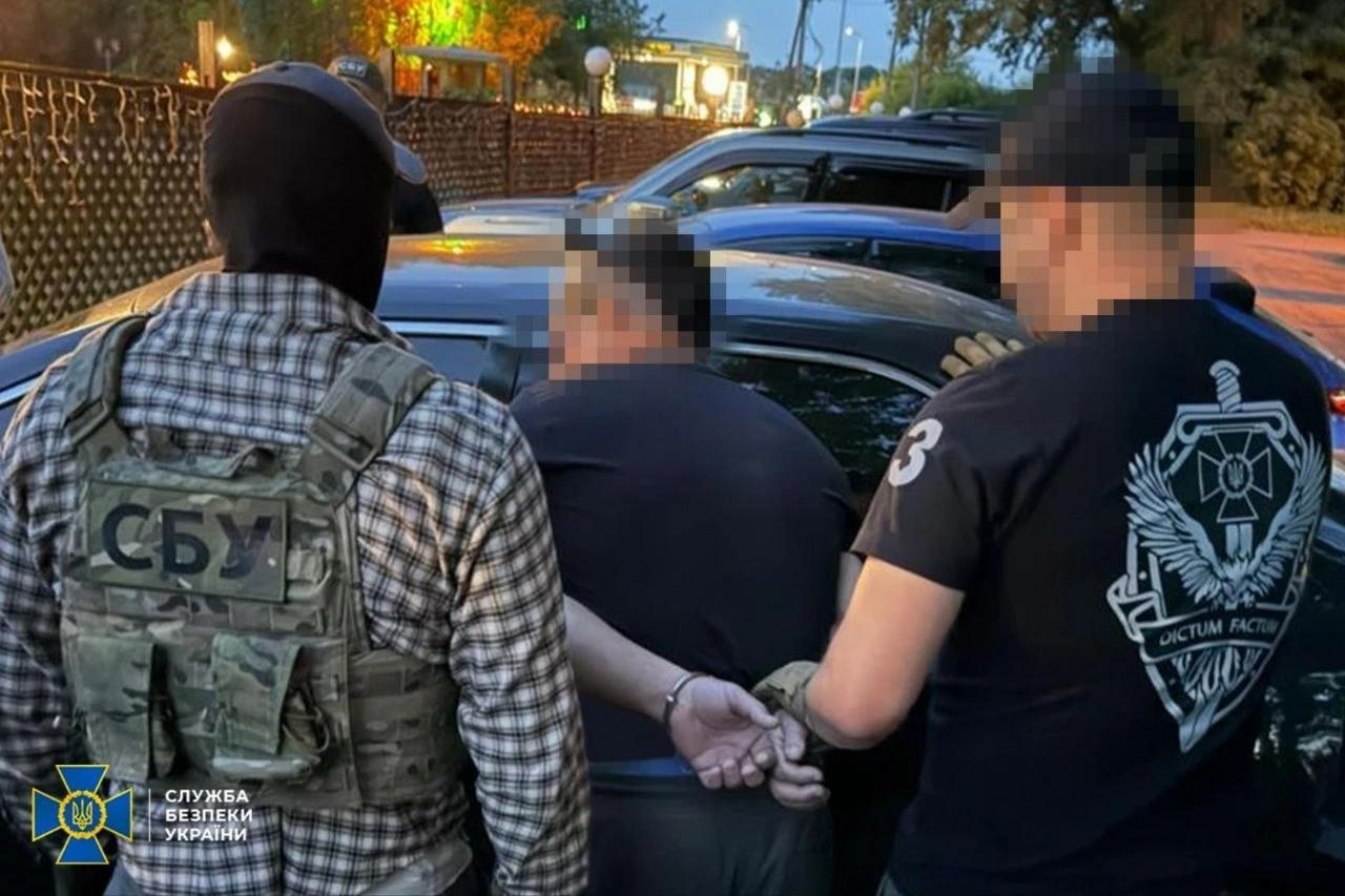 Фігуранти справи на тлі службового транспорта СБУ